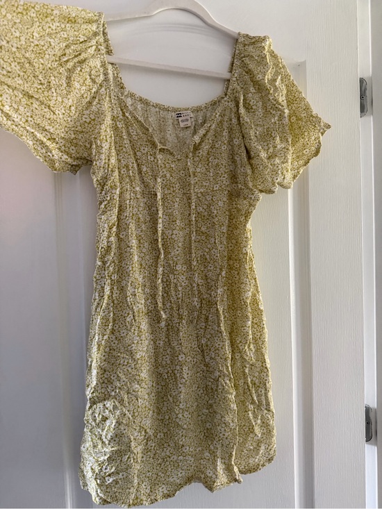 Billabong Dresses & Skirts - Billabong Light Green Floral Puff Sleeve Mini Dress